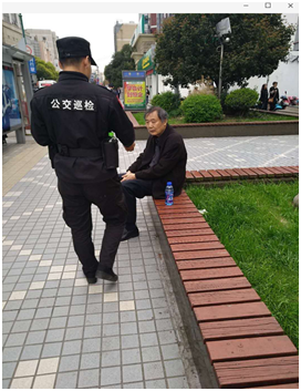 保安公司公交巡檢員攙扶老人得贊揚(yáng).png