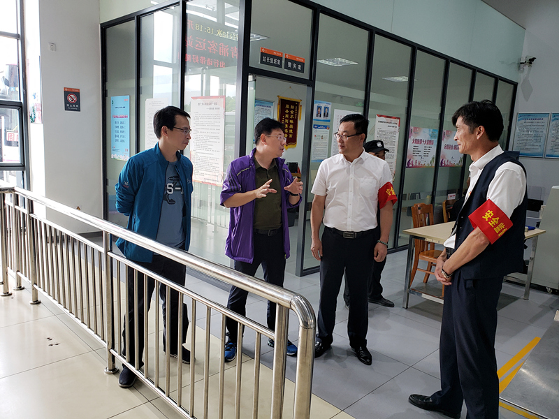 交發(fā)集團(tuán)董事長(zhǎng)至周莊客運(yùn)站開(kāi)展安全檢查.jpg