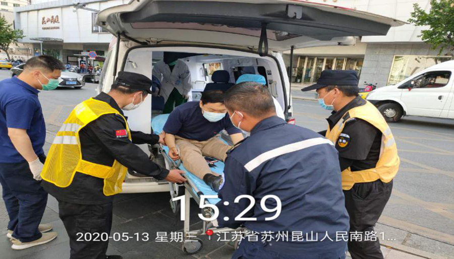 保安公司市容管理員見義勇為及時(shí)制止交通肇事逃逸人員 (2)_副本.jpg