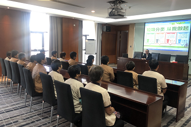 保安公司昆通物業(yè)農(nóng)商行駐點(diǎn)開(kāi)展垃圾分類(lèi)知識(shí)培訓(xùn) (1).png