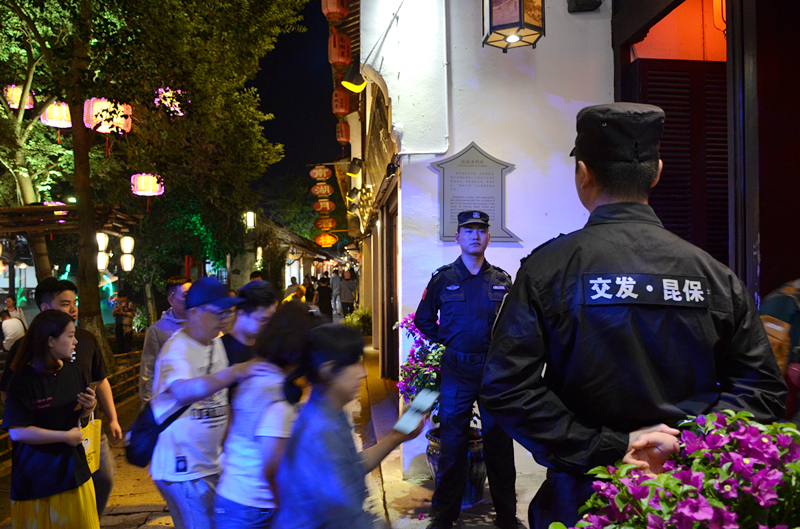 同軸共轉(zhuǎn) 安保公司全力護航“雙節(jié)”保平安 (3).JPG