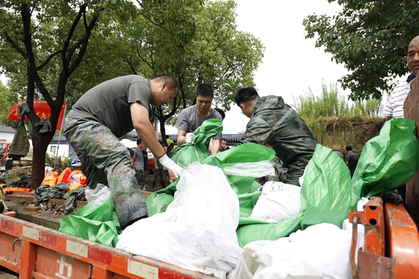 昆山市保安服務(wù)有限公司民兵應(yīng)急連 (4).JPG