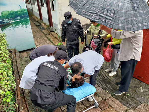 安保公司錦溪安保隊員及時送診摔倒老人 (2).png