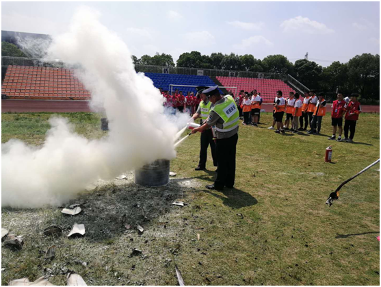 保安公司聯(lián)合昆山第一中等職業(yè)學(xué)校開(kāi)展消防演練.png